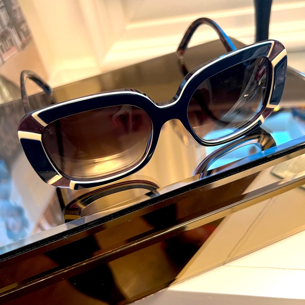 Muñeca’s, fashion LV sunglasses.